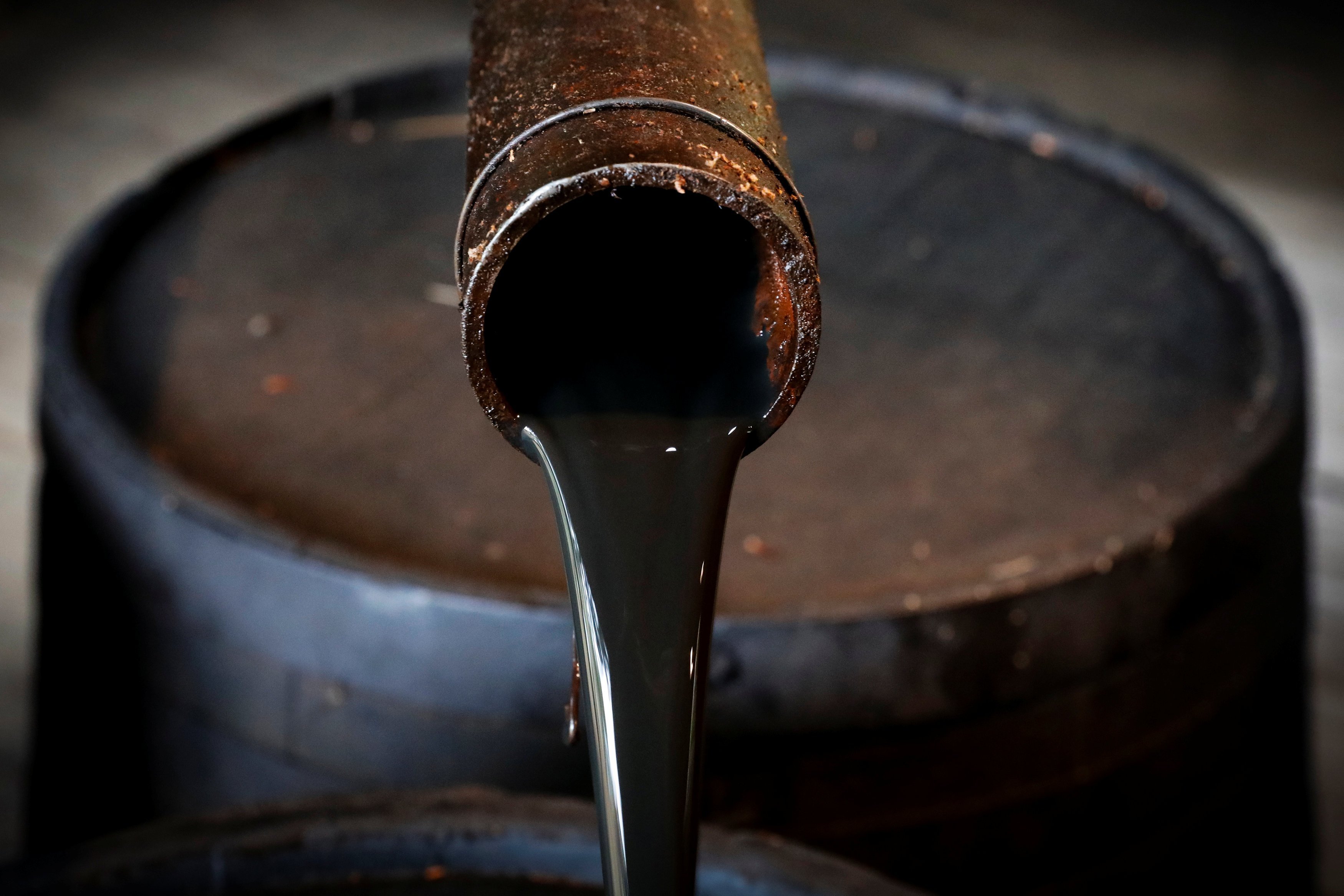 Giá xăng dầu hôm nay 28/1: Tăng giảm trái chiều khi nhiều thông tin sắp được công bố - 1
