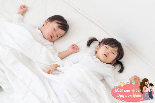 Cô giáo gửi hình con gái đang ngủ ở trường, mẹ thành tiếng khi nhìn thấy hành động đáng yêu và lợi ích của nó - 4