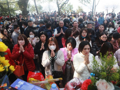 Xã hội - Giữa trưa đầu tuần, người dân chen nhau dâng lễ Phủ Tây Hồ cầu lộc