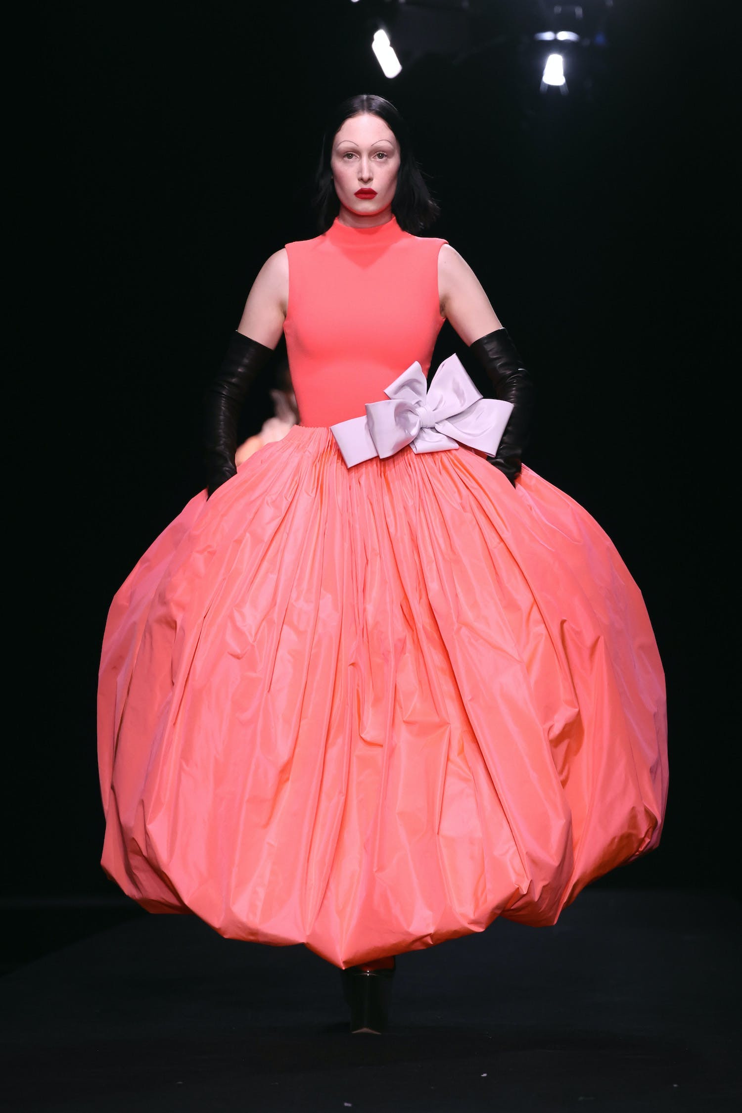 Váy áo xa xỉ đẹp diễm lệ, mãn nhãn giới mộ điệu của Valentino Haute Couture - 8