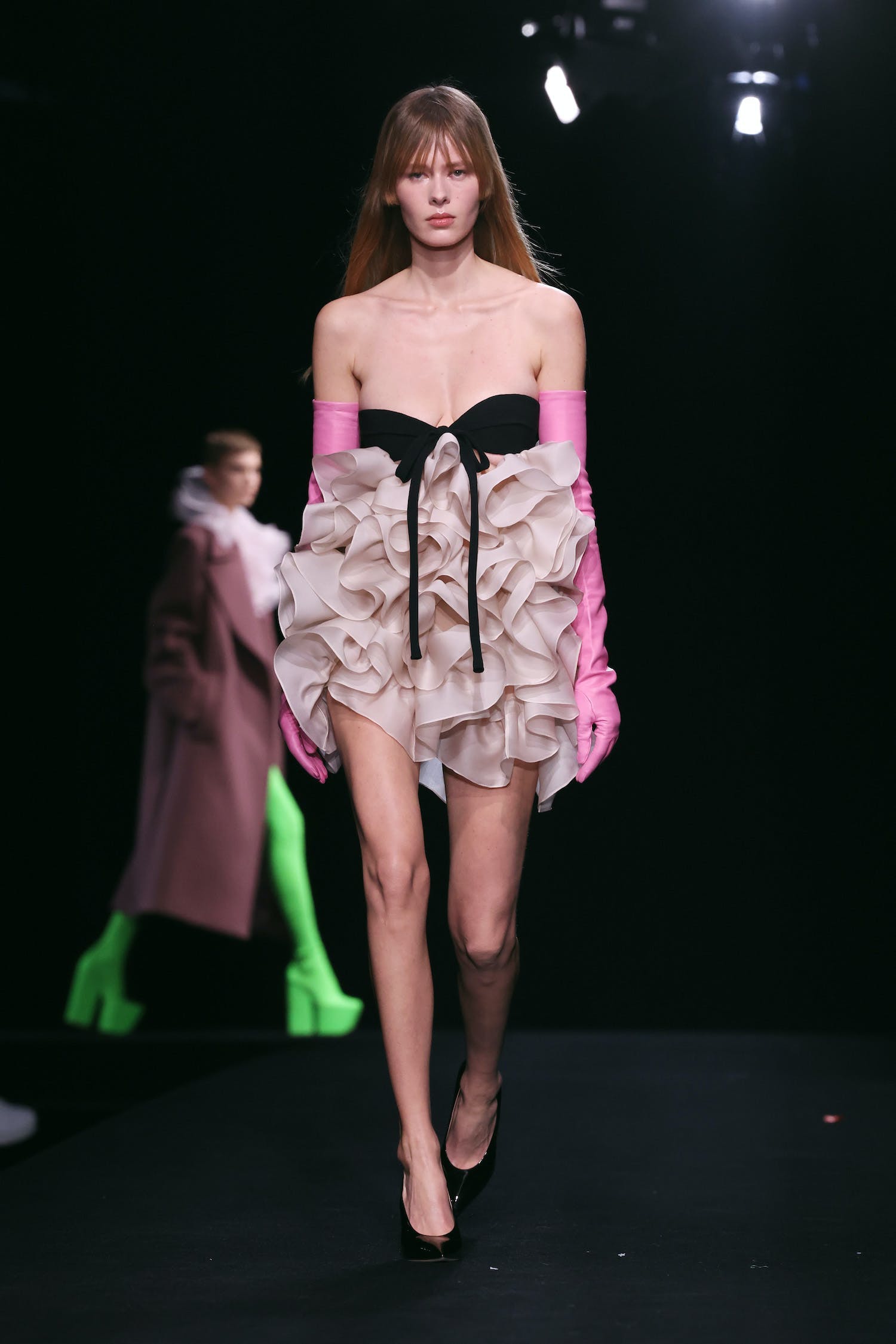 Váy áo xa xỉ đẹp diễm lệ, mãn nhãn giới mộ điệu của Valentino Haute Couture - 3