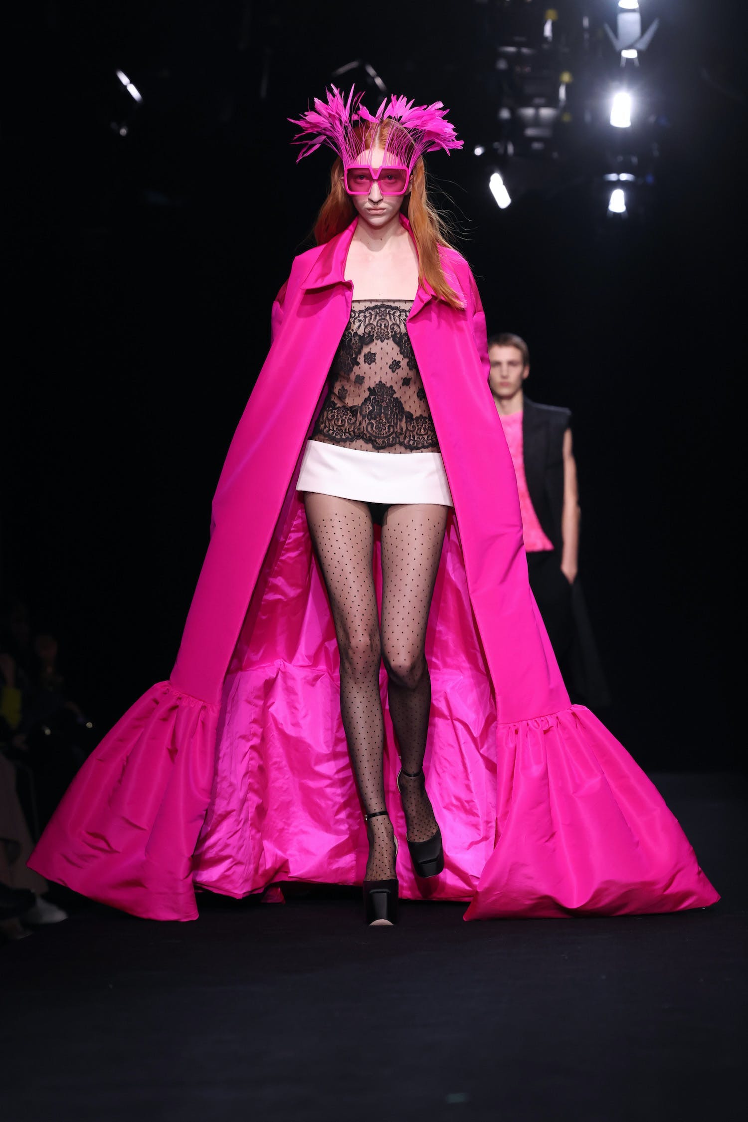 Váy áo xa xỉ đẹp diễm lệ, mãn nhãn giới mộ điệu của Valentino Haute Couture - 15