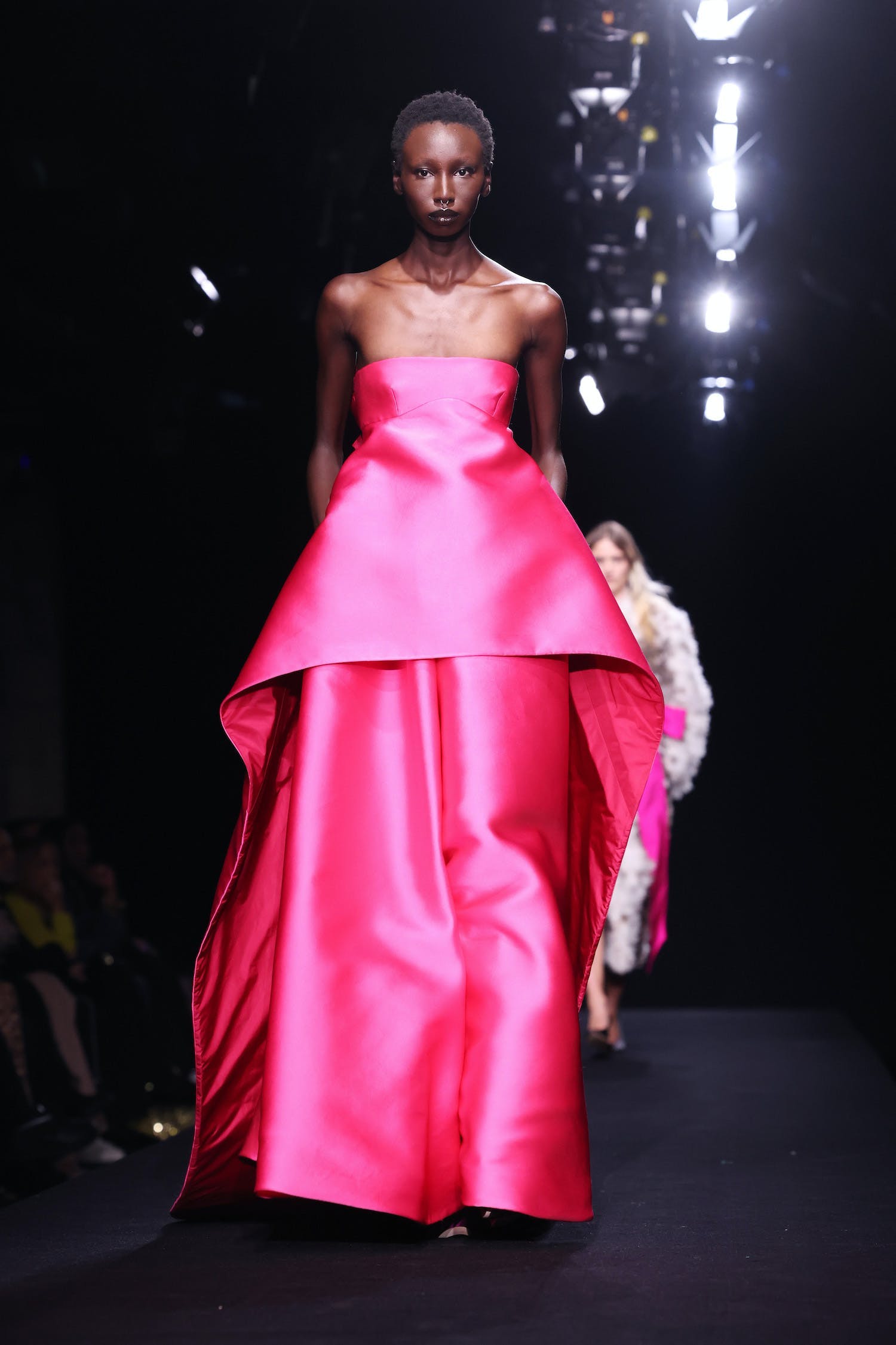 Váy áo xa xỉ đẹp diễm lệ, mãn nhãn giới mộ điệu của Valentino Haute Couture - 13