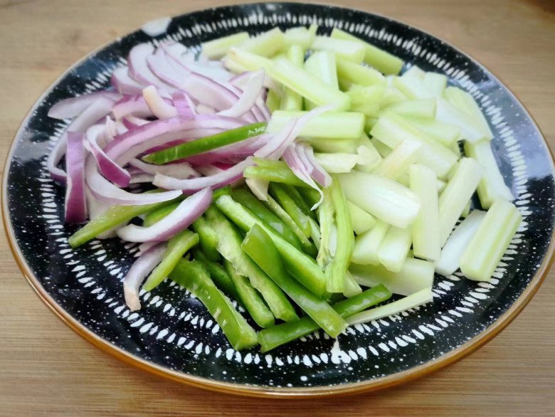 Bộ phận này của lợn nhiều người vứt bỏ thực ra rất ngon, giá lại rẻ ăn vào đẹp da các chị em mê mẩn - 2