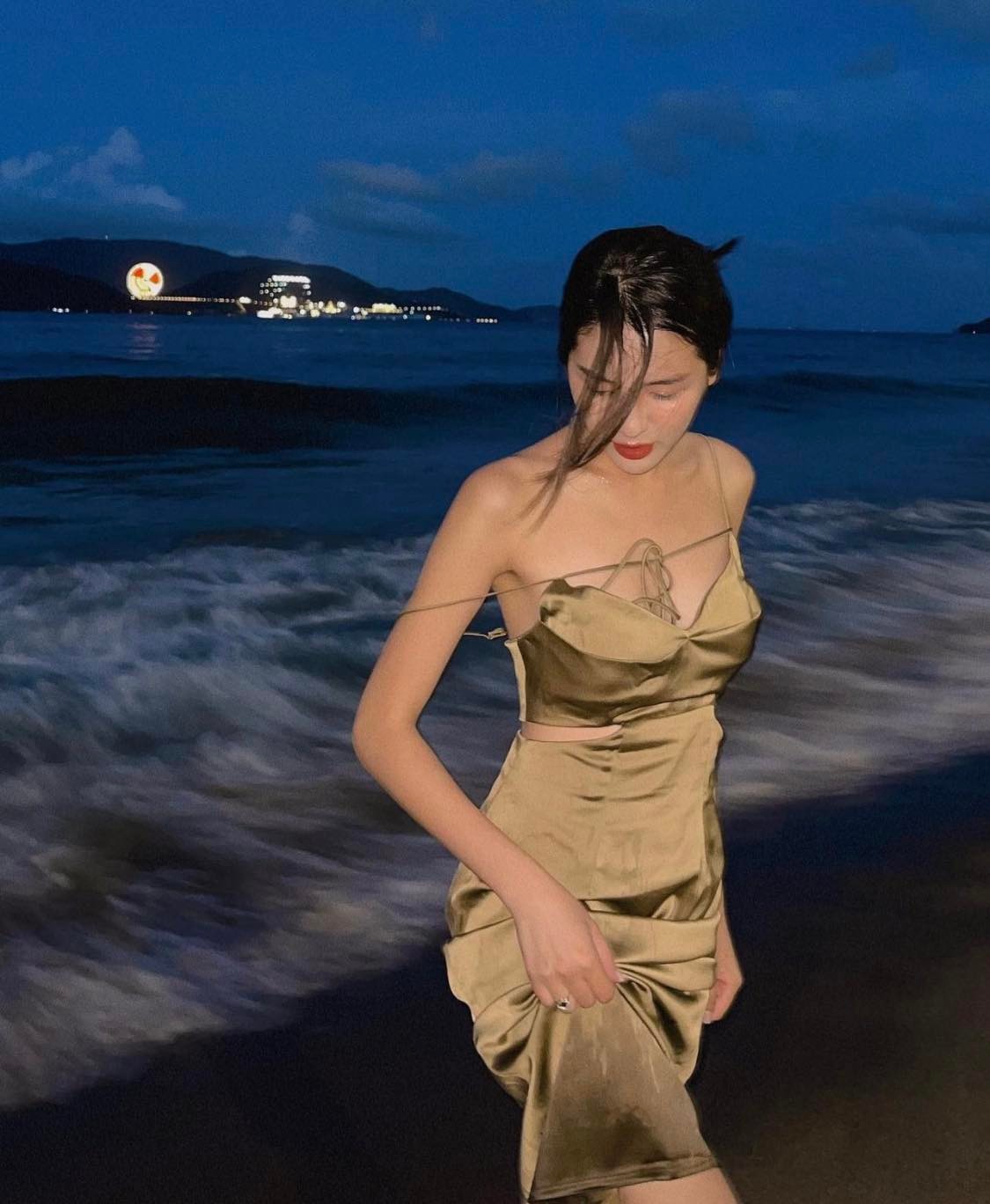 Người đẹp quê Nam Định "cao tay" mặc váy lụa - 1