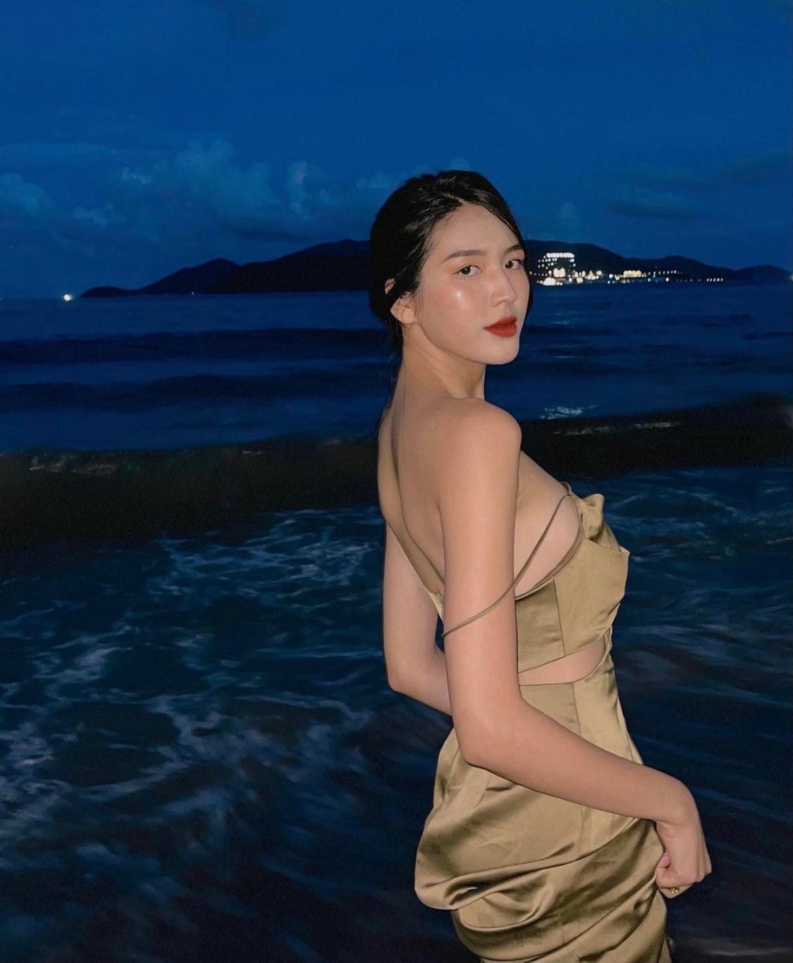 Người đẹp quê Nam Định "cao tay" mặc váy lụa - 2