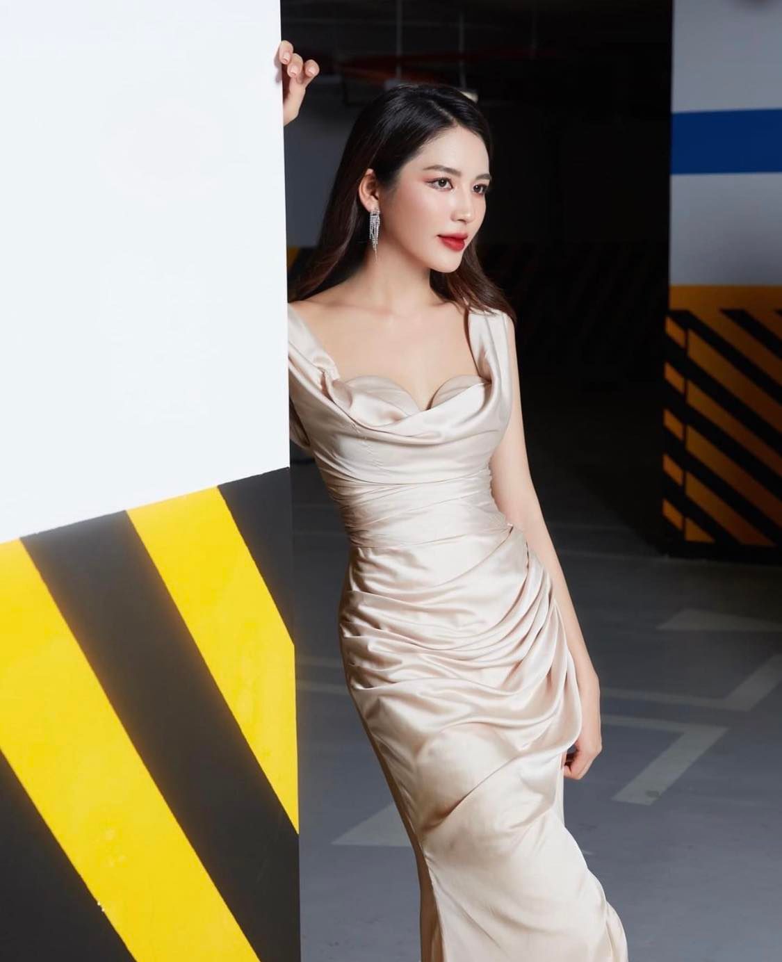 Người đẹp quê Nam Định "cao tay" mặc váy lụa - 5