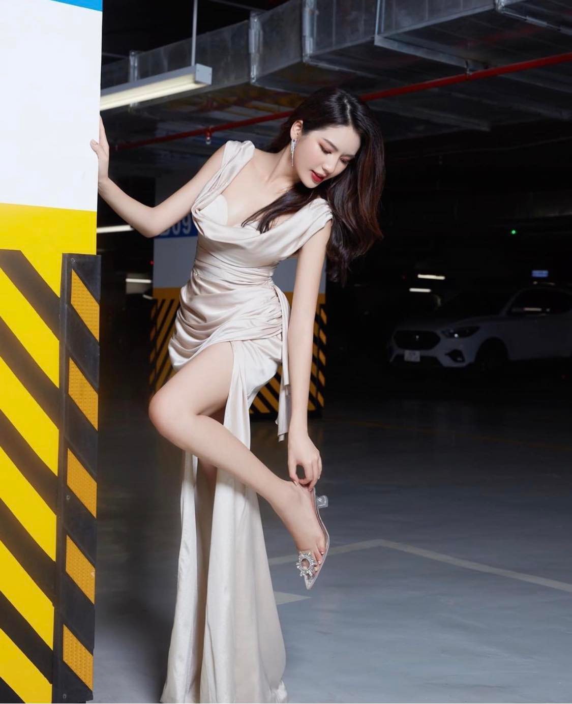 Người đẹp quê Nam Định "cao tay" mặc váy lụa - 6