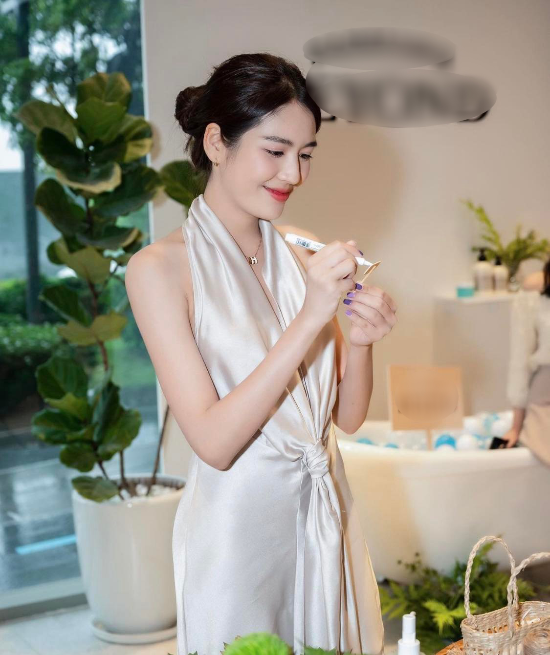 Người đẹp quê Nam Định "cao tay" mặc váy lụa - 4