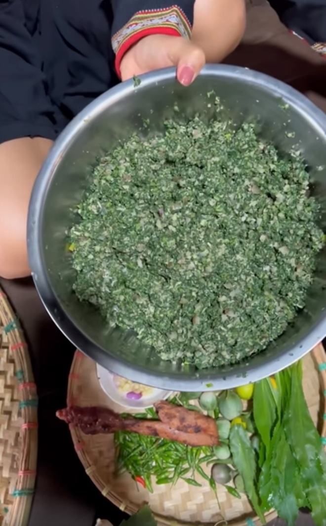 "Hoa hậu nghèo nhất Việt Nam" đội mẹt rau muống lên đầu về làm món dân dã, ước có tô cơm nóng "ngồi bốc ăn" - 14