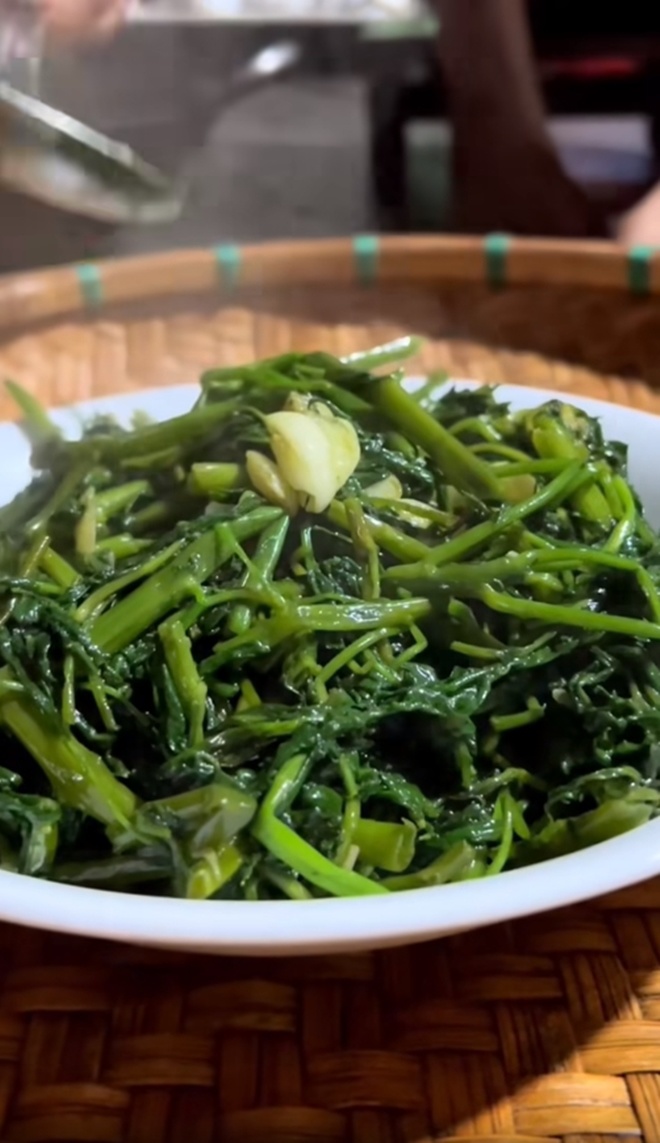 "Hoa hậu nghèo nhất Việt Nam" đội mẹt rau muống lên đầu về làm món dân dã, ước có tô cơm nóng "ngồi bốc ăn" - 7