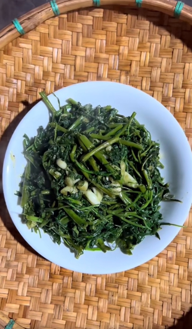 "Hoa hậu nghèo nhất Việt Nam" đội mẹt rau muống lên đầu về làm món dân dã, ước có tô cơm nóng "ngồi bốc ăn" - 6