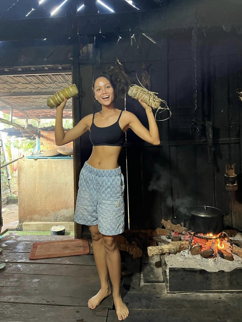 "Hoa hậu nghèo nhất Việt Nam" đội mẹt rau muống lên đầu về làm món dân dã, ước có tô cơm nóng "ngồi bốc ăn" - 10