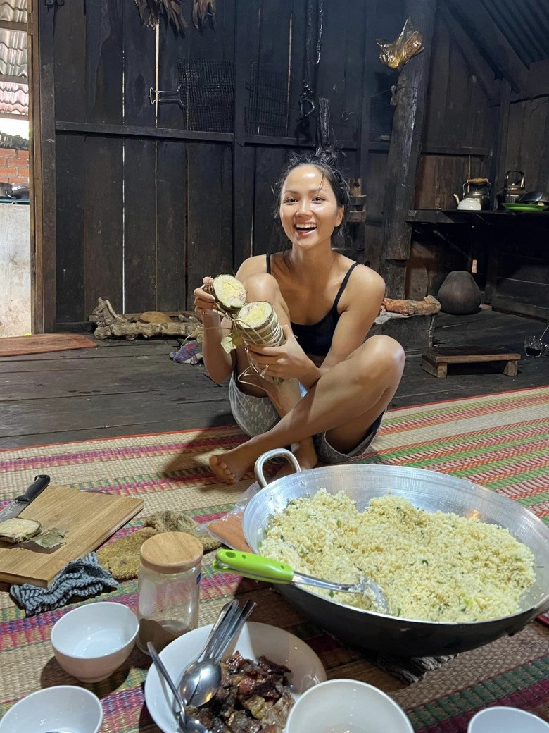 "Hoa hậu nghèo nhất Việt Nam" đội mẹt rau muống lên đầu về làm món dân dã, ước có tô cơm nóng "ngồi bốc ăn" - 11