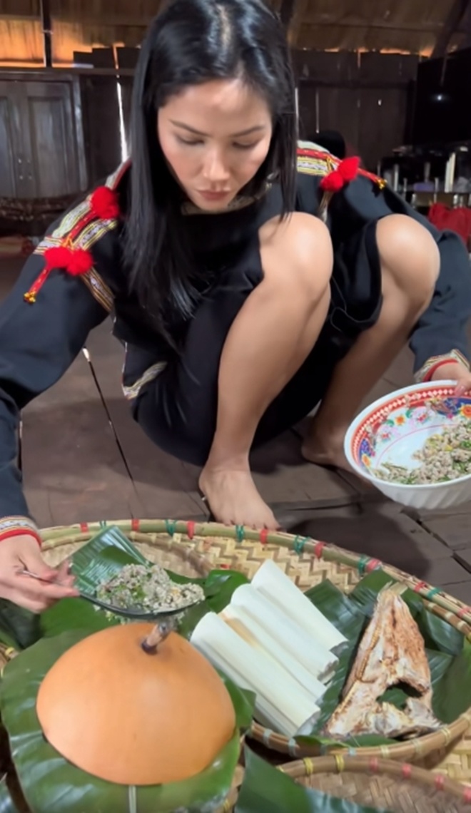 "Hoa hậu nghèo nhất Việt Nam" đội mẹt rau muống lên đầu về làm món dân dã, ước có tô cơm nóng "ngồi bốc ăn" - 12