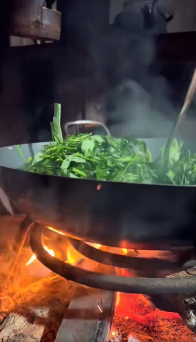 "Hoa hậu nghèo nhất Việt Nam" đội mẹt rau muống lên đầu về làm món dân dã, ước có tô cơm nóng "ngồi bốc ăn" - 5