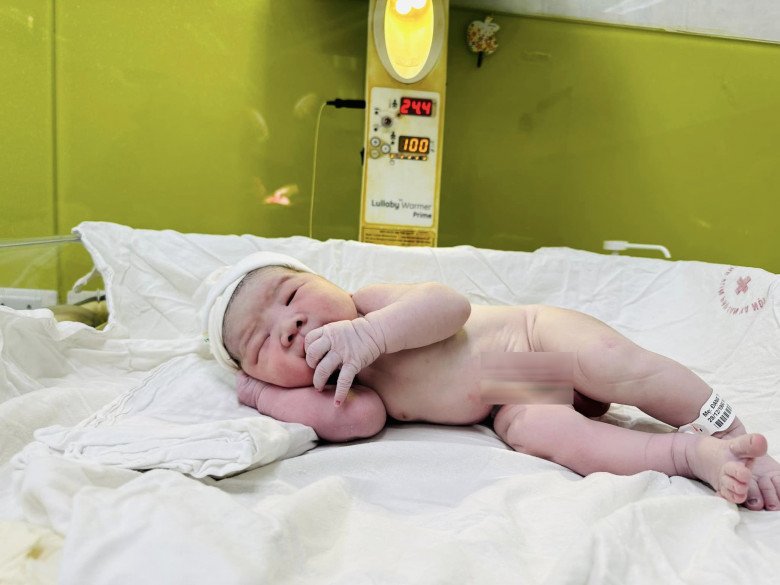 Mổ cấp cứu vì suy thai, sản phụ Hà Nội may mắn bắt được “cục vàng” 3,5kg đúng ngày vía Thần Tài - 2