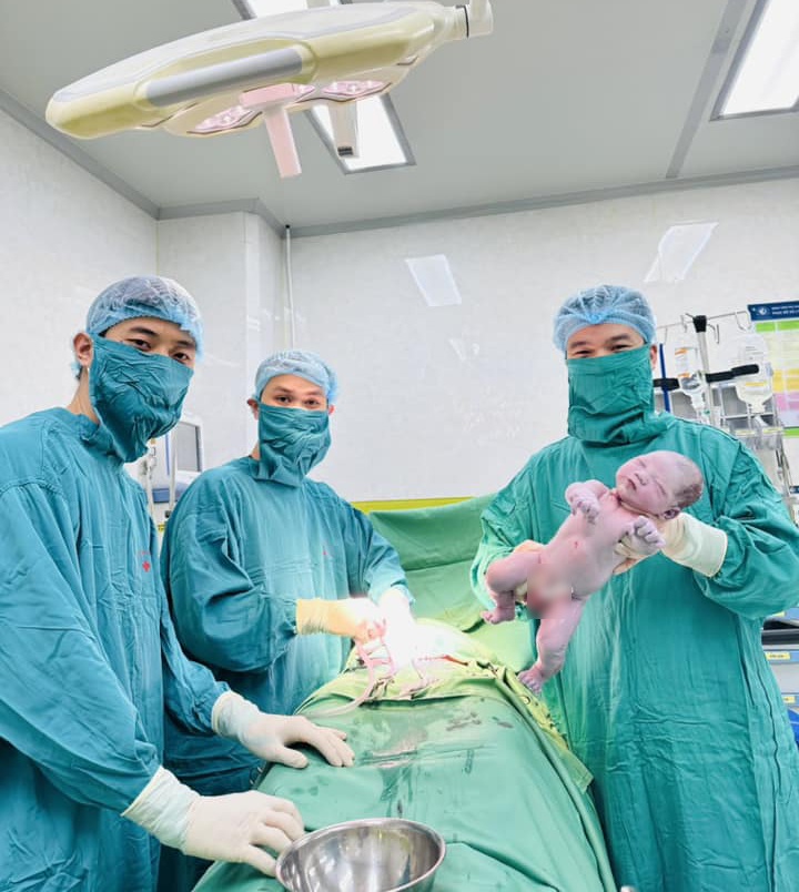 Mổ cấp cứu vì suy thai, sản phụ Hà Nội may mắn bắt được “cục vàng” 3,5kg đúng ngày vía Thần Tài - 1