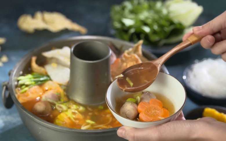 Nam diễn viên 50 tuổi chưa vợ làm món ăn tuổi thơ có tên &#34;độc lạ&#34;, dân mạng xem mà nuốt nước miếng ừng ực - 18