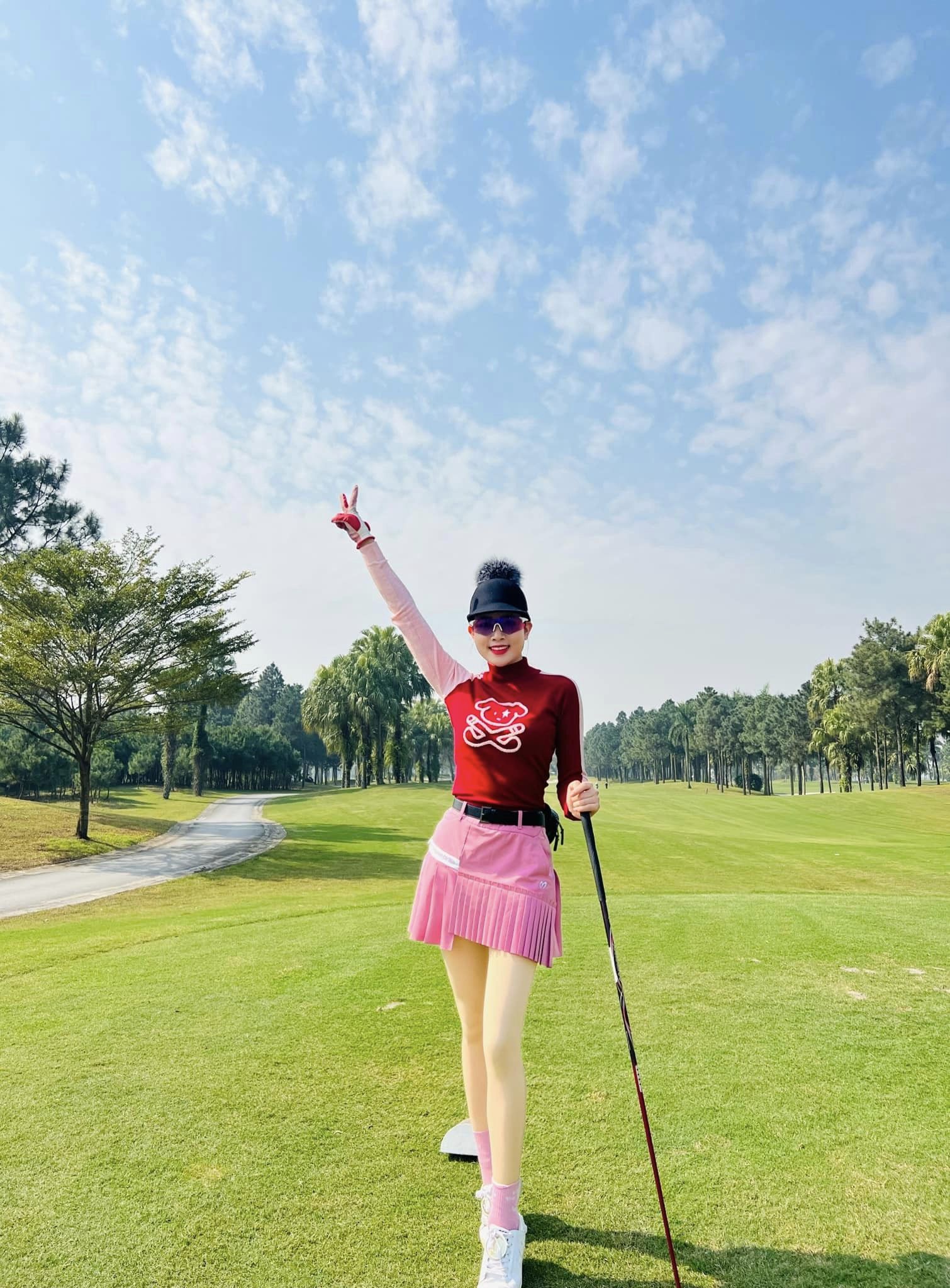 "Vợ cụ trẻ Đoành" từng đi thi hoa hậu, ngoài đời mặc sang chảnh trên sân “môn nhà giàu” - 6