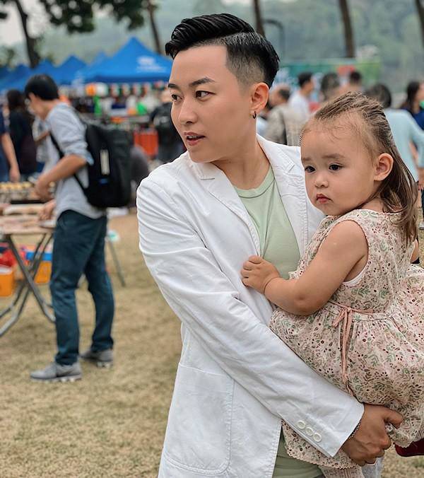 Nữ CEO mua tinh trùng sinh con lai làm mẹ đơn thân, cho bé học mẫu giáo học phí 3,5 tỷ/năm - 5