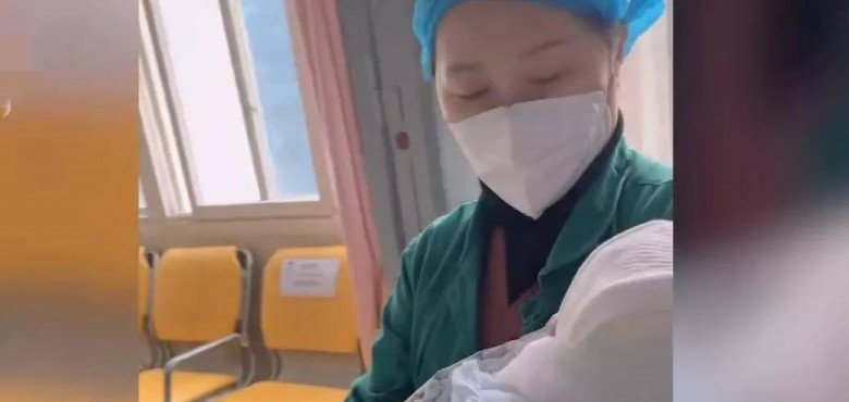 Sau ca mổ đẻ, y tá bế em bé ra trao cho người nhà thì phải sốc nặng nhìn cảnh ngoài hành lang  - 3