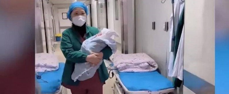 Sau ca mổ đẻ, y tá bế em bé ra trao cho người nhà thì phải sốc nặng nhìn cảnh ngoài hành lang  - 2