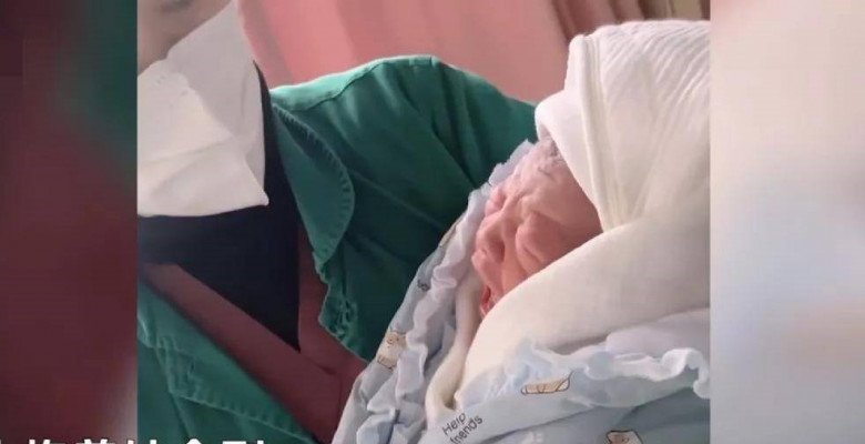 Sau ca mổ đẻ, y tá bế em bé ra trao cho người nhà thì phải sốc nặng nhìn cảnh ngoài hành lang  - 4