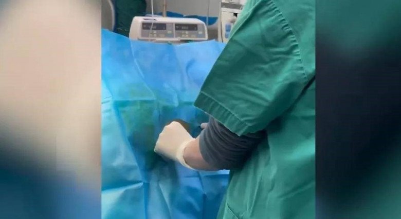 Sau ca mổ đẻ, y tá bế em bé ra trao cho người nhà thì phải sốc nặng nhìn cảnh ngoài hành lang  - 1