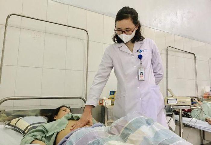 Cứu sống thai phụ 12 tuần chửa ngoài tử cung bị vỡ, bác sĩ hút được 2 lít máu trong ổ bụng - 1