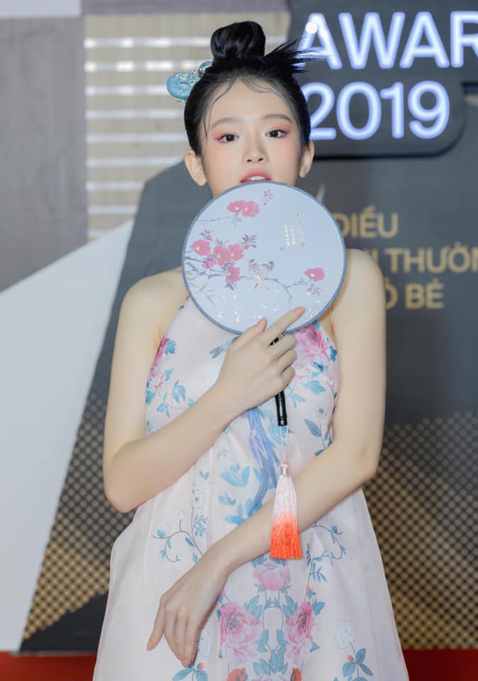 Linh Ka diện yếm lụa thế này nên dân tình “tròn mắt” ngắm - 5