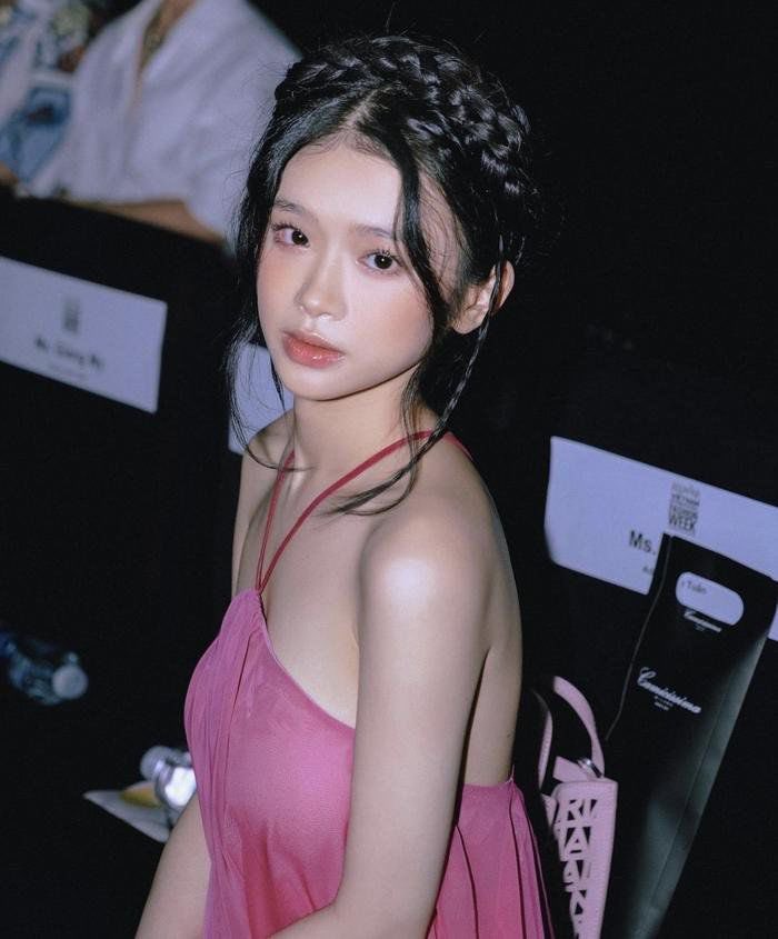 Linh Ka diện yếm lụa thế này nên dân tình “tròn mắt” ngắm - 4