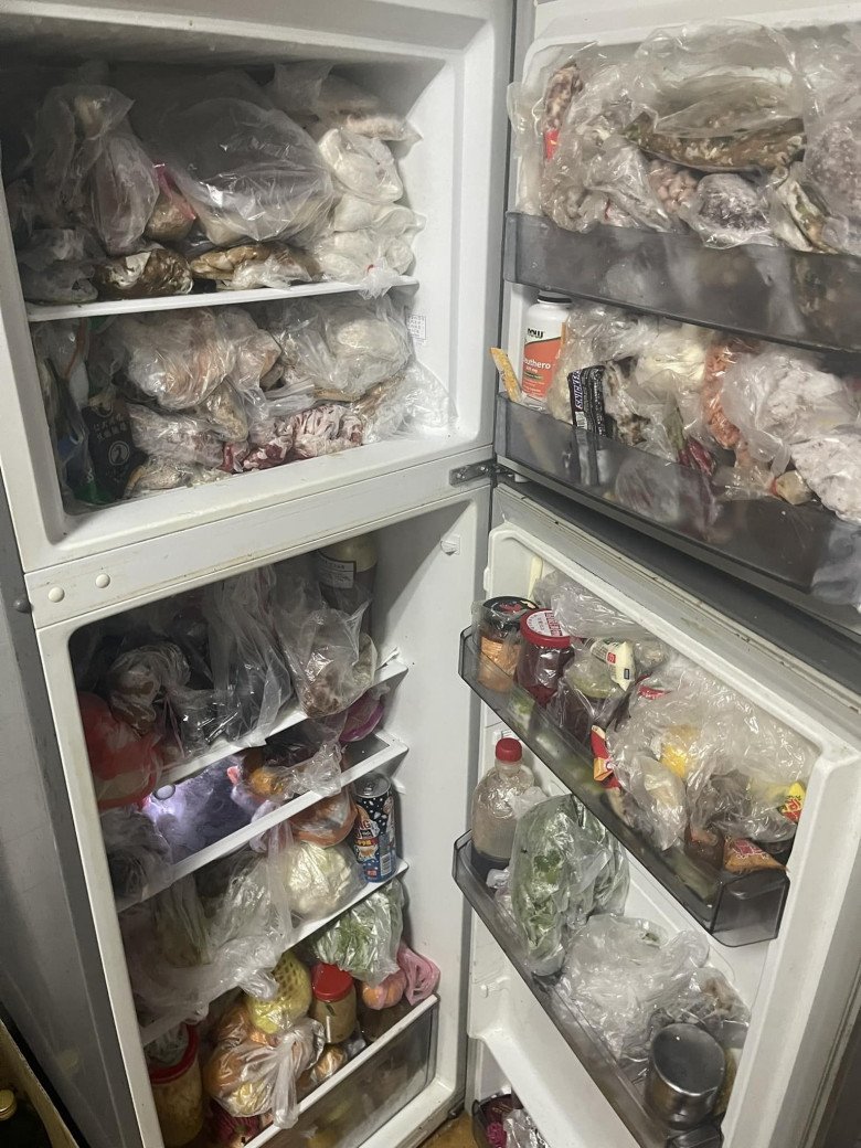 Đi làm về mở tủ lạnh kiếm đồ ăn, nhìn bên trong anh chàng càng mệt hơn, phải thốt lên 2 tiếng “mẹ ơi” - 1