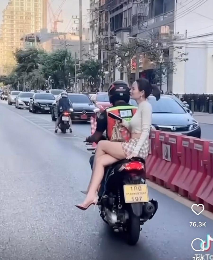 Cô gái mặc váy ngắn tham gia giao thông tiềm ẩn nhiều rủi ro - 2