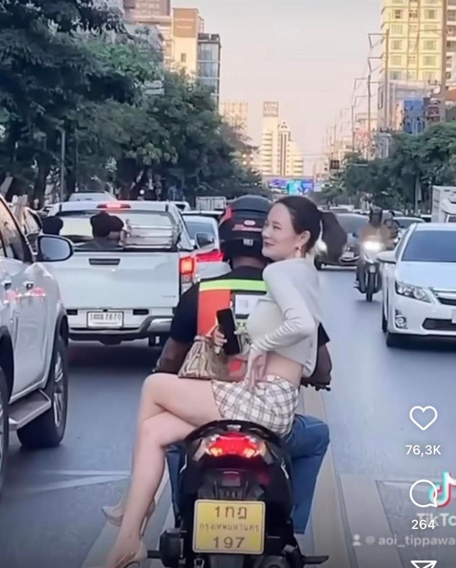 Cô gái mặc váy ngắn tham gia giao thông tiềm ẩn nhiều rủi ro - 1