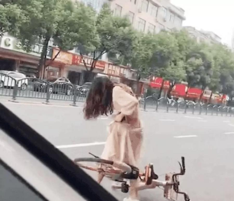 Cô gái mặc váy ngắn tham gia giao thông tiềm ẩn nhiều rủi ro - 4