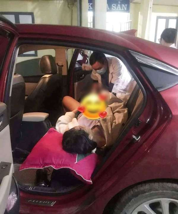 Chuyển dạ nhưng không đi viện, mẹ bầu đẻ rơi con ngay trên đường đi khiến bác sĩ phải đỡ đẻ trong ô tô - 1