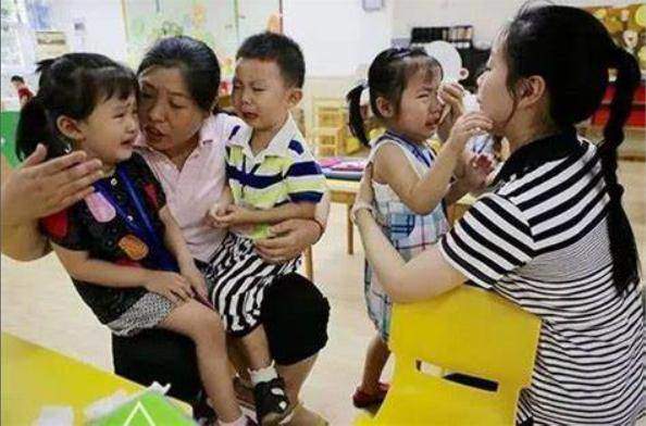 Cô giáo gửi nhầm tin nhắn với bạn vào nhóm chat của lớp, phụ huynh nóng mặt khi đọc được - 2