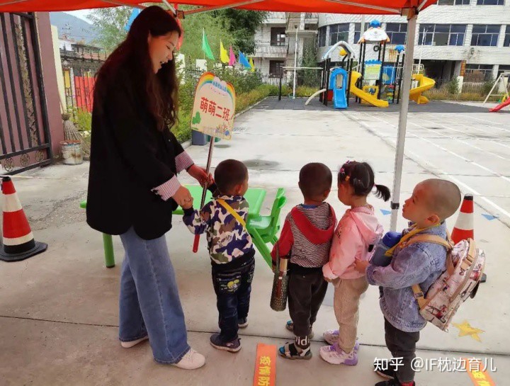 Cô giáo gửi nhầm tin nhắn với bạn vào nhóm chat của lớp, phụ huynh nóng mặt khi đọc được - 3