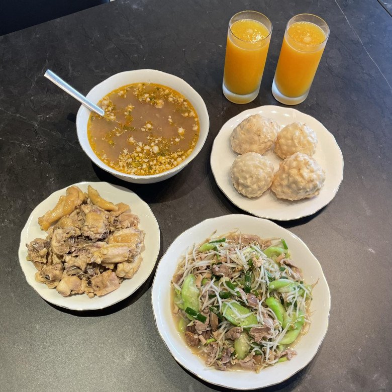 Cựu tiếp viên hàng không đón chồng MC bằng mâm cơm bắt mắt, nói nguyên tắc giữ lửa khiến chị em gật gù - 8