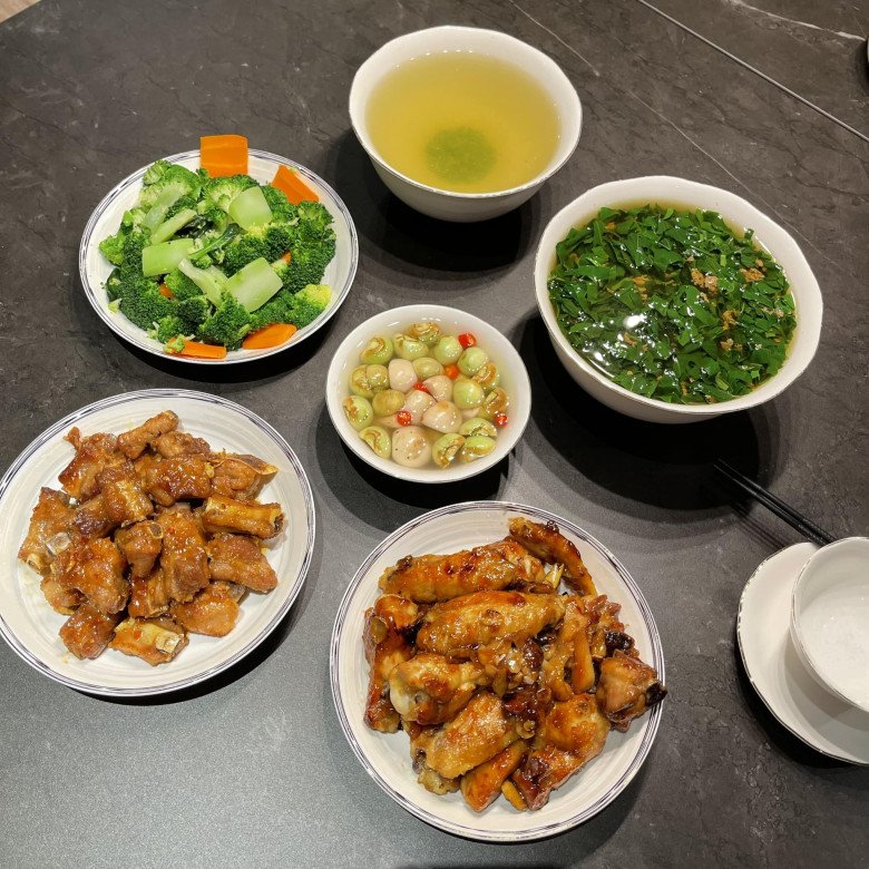 Cựu tiếp viên hàng không đón chồng MC bằng mâm cơm bắt mắt, nói nguyên tắc giữ lửa khiến chị em gật gù - 7