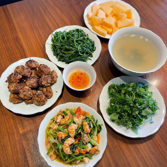 Cựu tiếp viên hàng không đón chồng MC bằng mâm cơm bắt mắt, nói nguyên tắc giữ lửa khiến chị em gật gù - 10