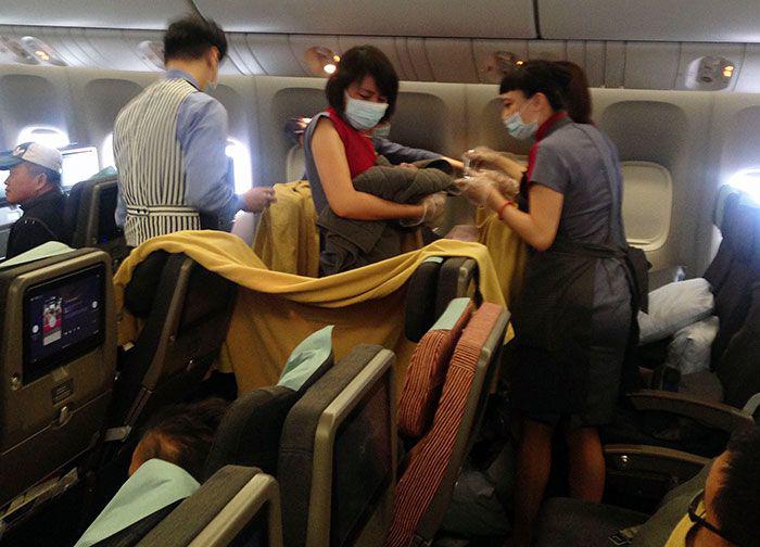 Những khoảnh khắc đáng kinh ngạc khi em bé chào đời ngay giữa không trung - 4