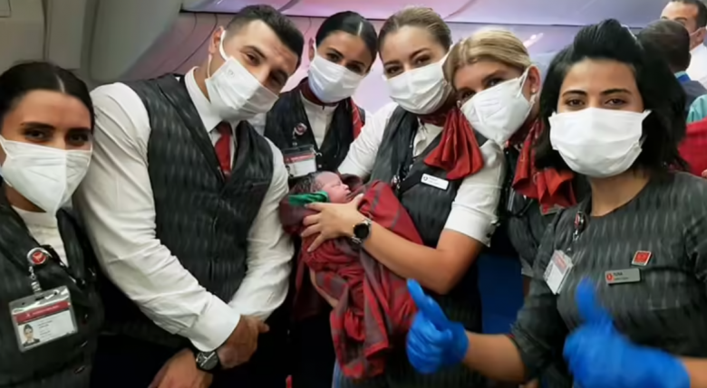 Những khoảnh khắc đáng kinh ngạc khi em bé chào đời ngay giữa không trung - 1