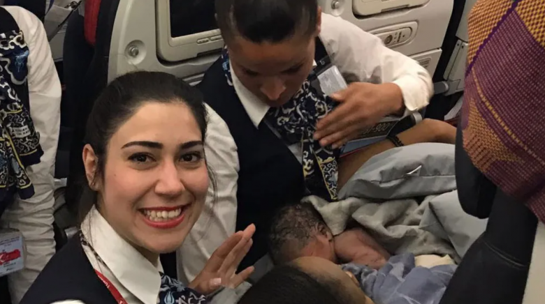 Những khoảnh khắc đáng kinh ngạc khi em bé chào đời ngay giữa không trung - 3