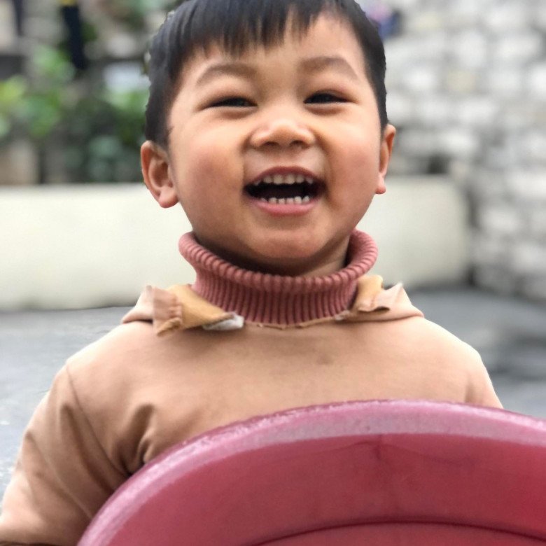 Ông bố Hải Dương đơn thân ôm con sang hàng xóm xin bú nhờ, đi làm xem camera con ở nhà - 4