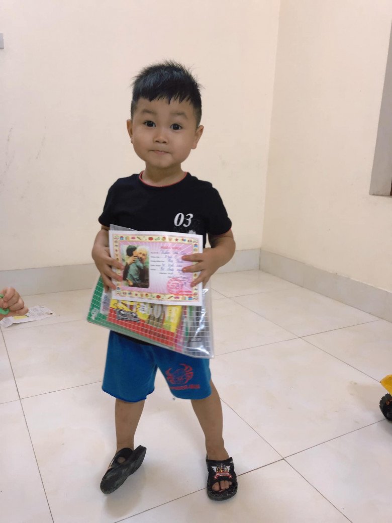 Ông bố Hải Dương đơn thân ôm con sang hàng xóm xin bú nhờ, đi làm xem camera con ở nhà - 3