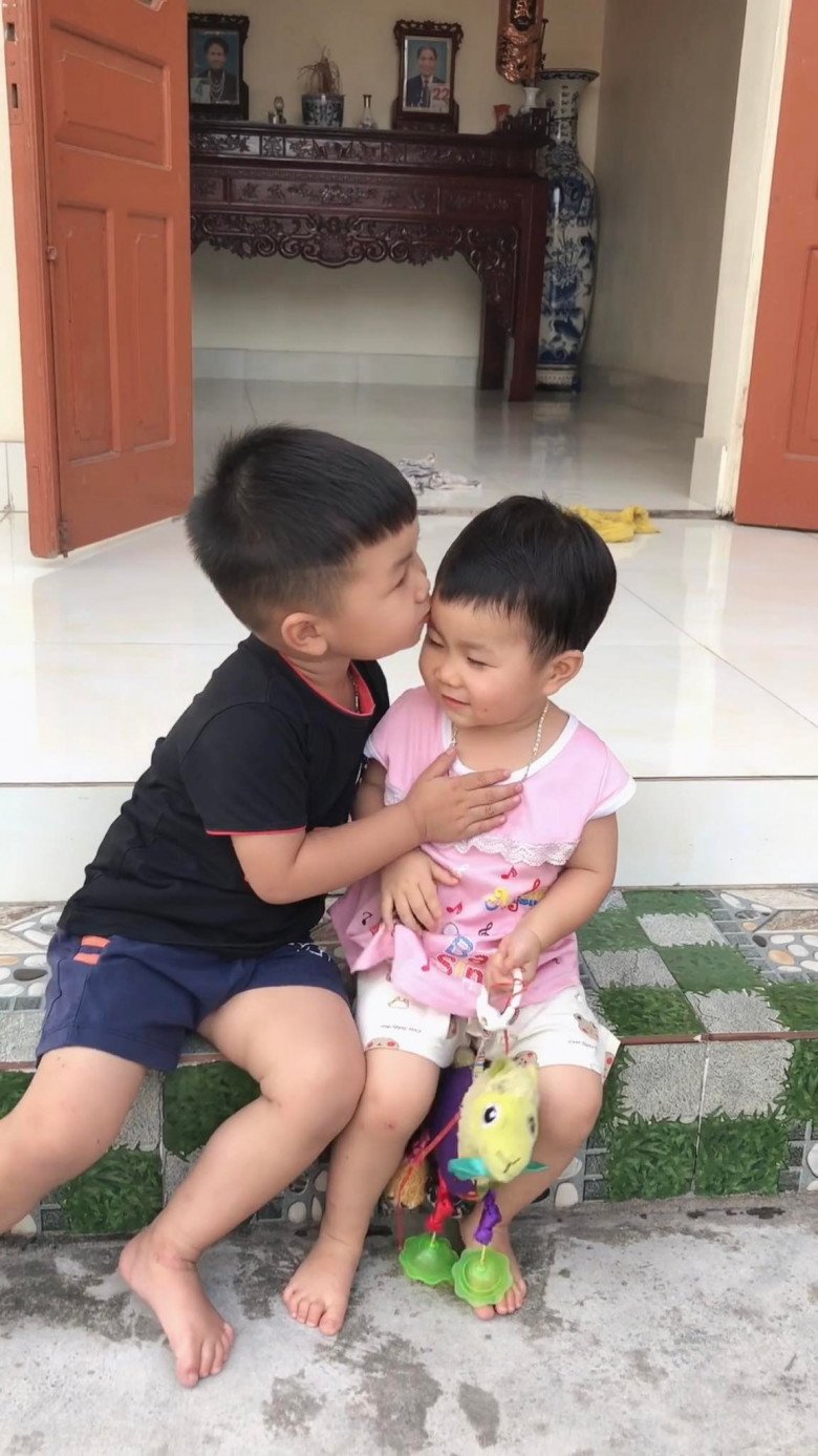 Ông bố Hải Dương đơn thân ôm con sang hàng xóm xin bú nhờ, đi làm xem camera con ở nhà - 2