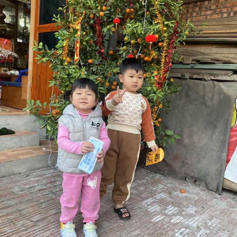 Ông bố Hải Dương đơn thân ôm con sang hàng xóm xin bú nhờ, đi làm xem camera con ở nhà - 1