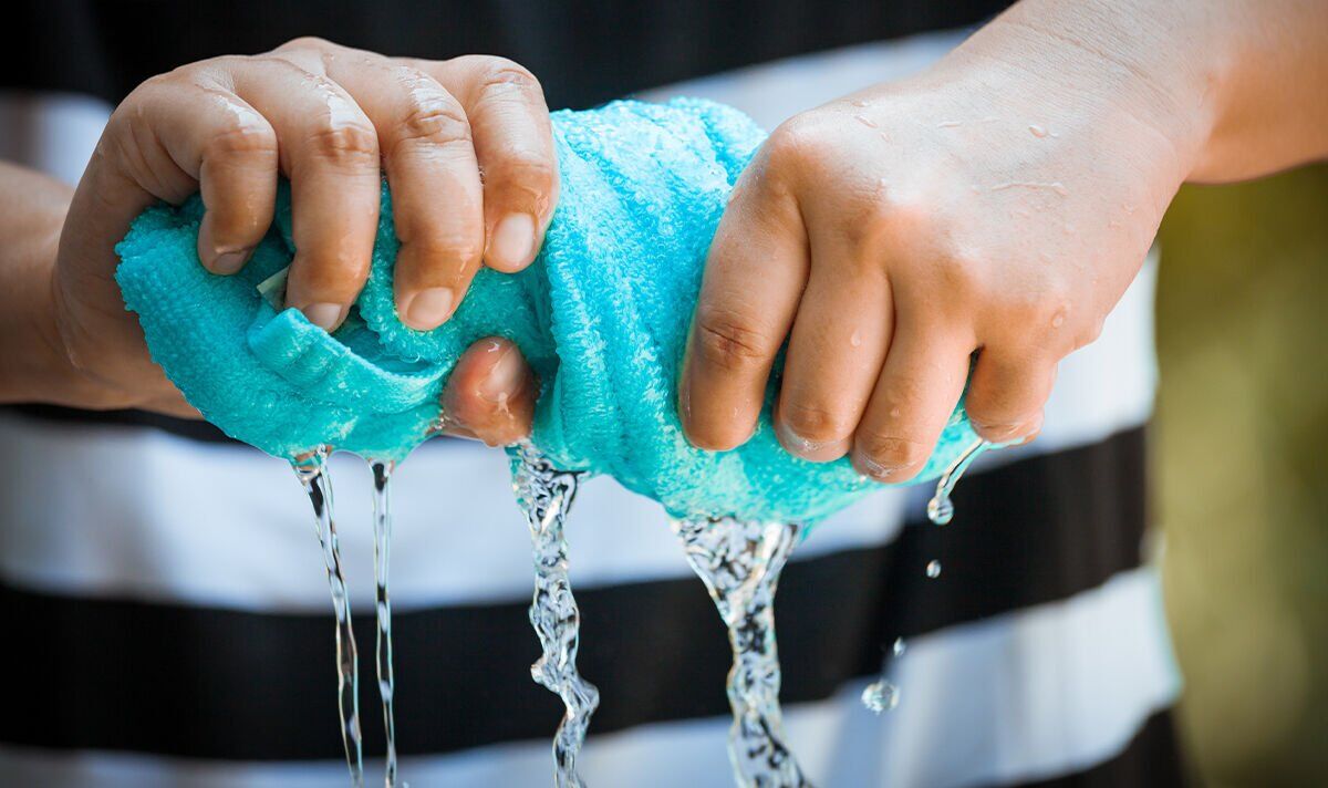 Giặt và phơi quần áo tưởng đơn giản, rất nhiều người làm không đúng khiến quần áo lâu khô, bốc mùi khó chịu - 4